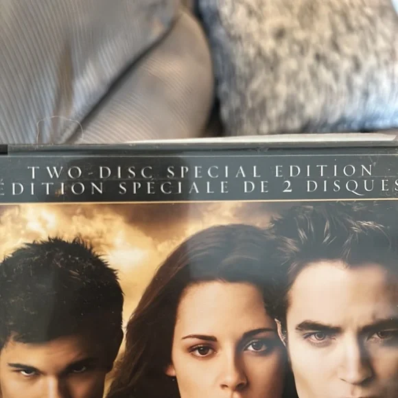 4/$20 NEW MOON dvd - Picture 4 of 5